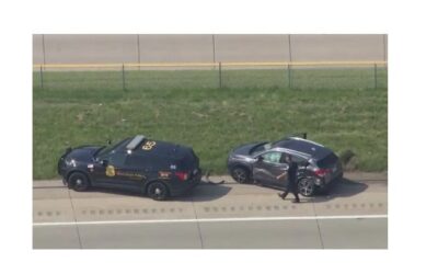 إلقاء القبض على رجلين كانا قد سرقا سيارة امرأة تحت تهديد السلاح في ديترويت