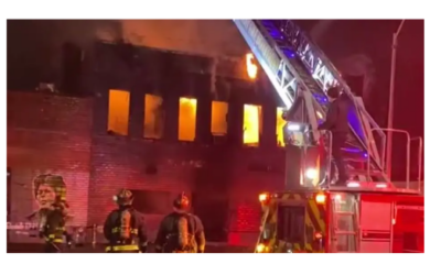 اندلاع حريق في قاعة مكارثي الموسيقية السابقة في ديترويت ورجال الإطفاء ينقذون رجلآ من الموت