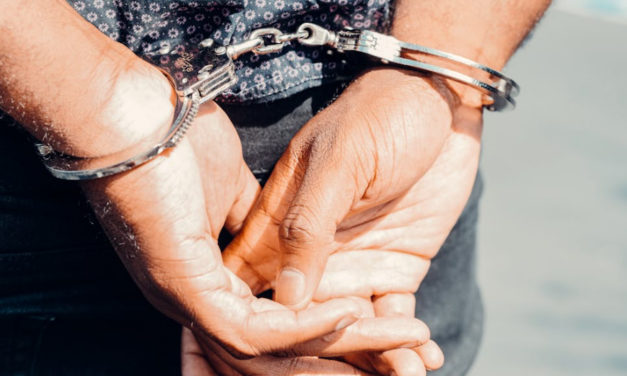 احتجاز أب بعد أن أطلق أحد أطفاله النار على شقيقه داخل منزل في ديترويت