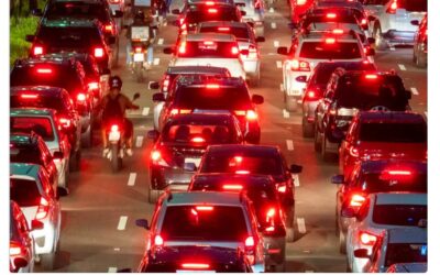 ازدحام مروري خانق عند تقاطع ميشيغن أفنيو وأوتر درايف في ديربورن