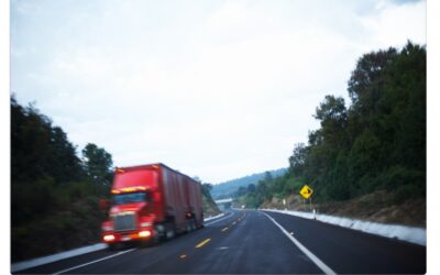 إصابة سائق شاحنة وراكب في حادث تصادم شاحنة نصف مقطورة على الطريق السريع I-75