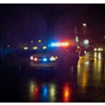 إصابة شخص بعد اصطدام شاحنة نقل مغلقة بورشة تصليح سيارات في فريزر