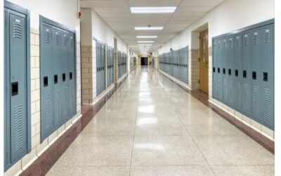 انتشار مقطع فيديو يُظهر طالبًا من مدرسة تروي أثينز الثانوية وهو يتعرض للضرب داخل الحرم المدرسي.