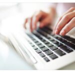 اتهام شابة من مقاطعة ماكومب بابتزاز رجال عبر مواقع إلكترونية