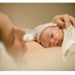 شرطي في إيملاي سيتي يُنقذ حياة رضيعة بعد توليدها داخل منزل